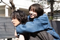 武田航平“朔太郎”のリンゴほっぺも渋谷謙人“久慈”のハーフアップも大人だからこそ魅力倍増＜スモークブルーの雨のち晴れ＞