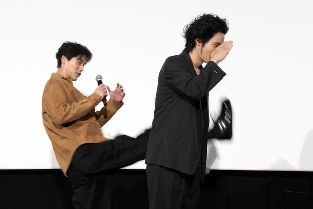 水上恒司に蹴りを入れてしまったことを伝える福士蒼汰