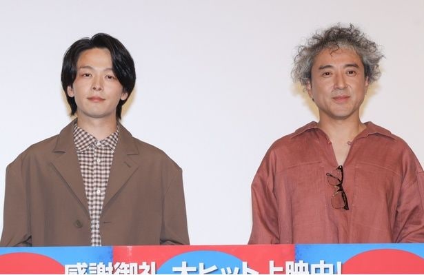舞台あいさつに登壇した中村倫也(写真左)とムロツヨシ