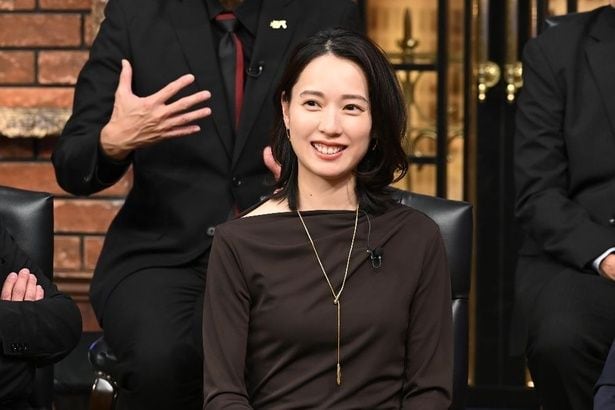 笑顔を見せる戸田恵梨香