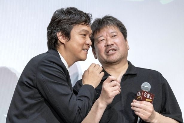 話そうとしているエピソードがネタバレにならないかどうかを丸山隆平に相談する佐藤二朗