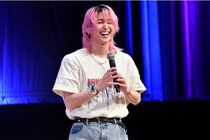 Snow Man佐久間大介、ラジオ「マテムり」公開収録　ボイスサンプル収録や杉田智和と“しんどみ”溢れる企画実施