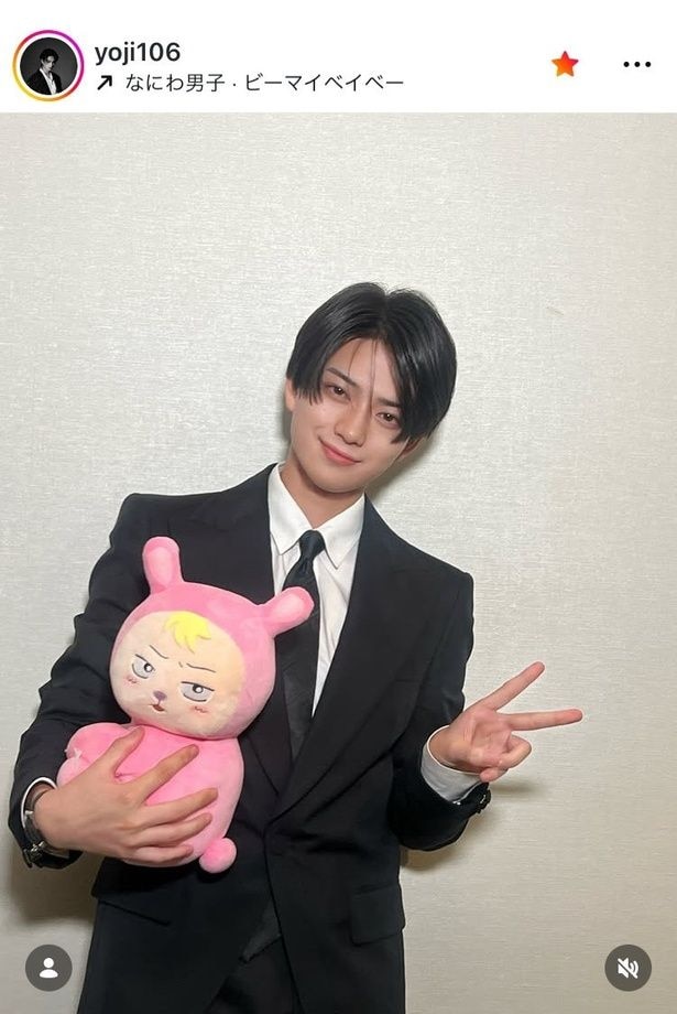 【写真】岩瀬洋志、ブラックスーツでピース姿