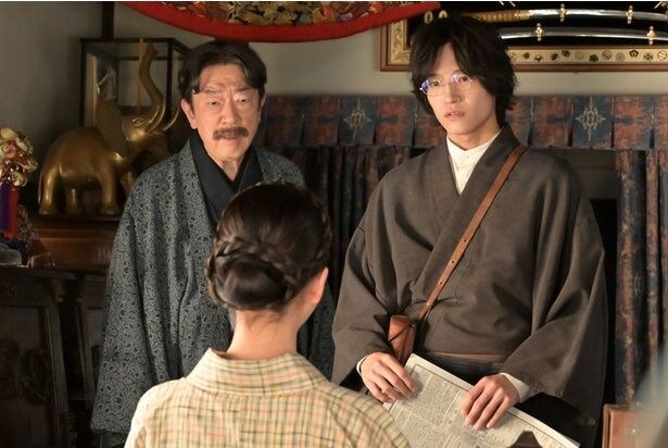 りん(見上愛)は記事を書いたシマケン(佐野晶哉)に詰め寄る