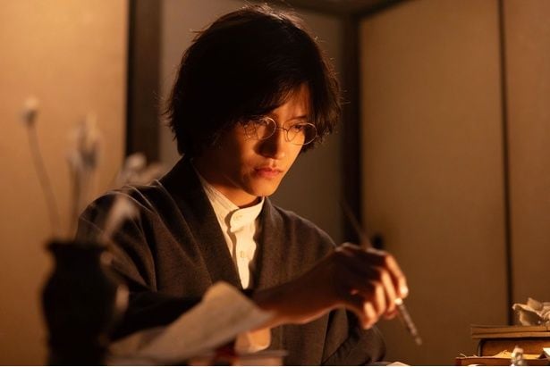 シマケン(佐野晶哉)は夕凪(村上穂乃佳)の心中話をもとにした記事を執筆する