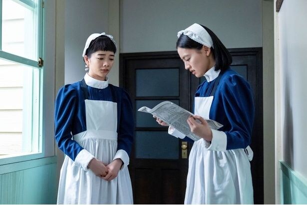 りん(見上愛)＆直美(上坂樹里)、夕凪(村上穂乃佳)の心中話が掲載されている新聞を読んで衝撃を受ける