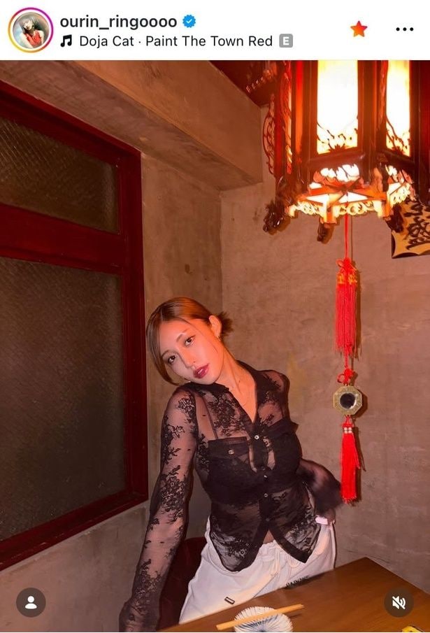 【写真】艶やかな黒が“色香”をプラス…王林、透け感のあるシースルーシャツ姿