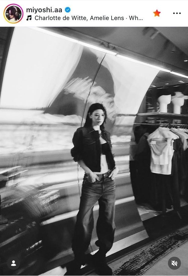 【写真】三吉彩花、色気漂うデニムコーデのモノクロショット