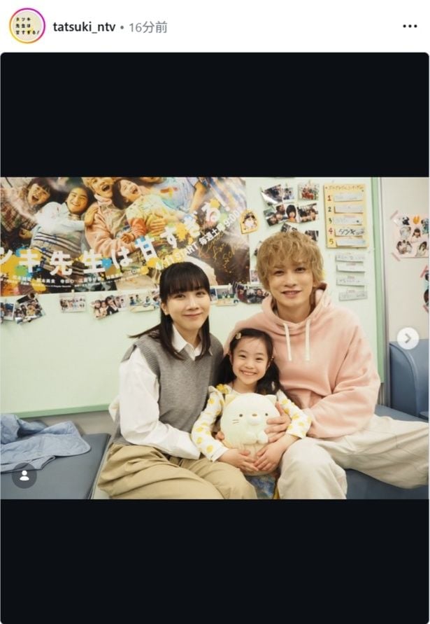 【写真】町田啓太&松本穂香、子役・笹原妃栞を抱き寄せるように寄り添って座る姿