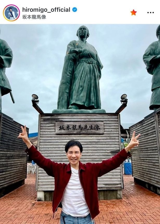【写真】坂本龍馬像の前でダブルピース…郷ひろみ、高知コンサート直前の姿