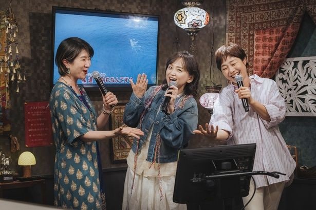 泉美(有働由美子)や蘭子(猫背椿)とカラオケを熱唱するみなと(永作博美)