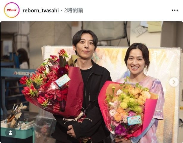 【写真】高橋一生&中村アン、花束を抱えて笑顔でクランクアップ