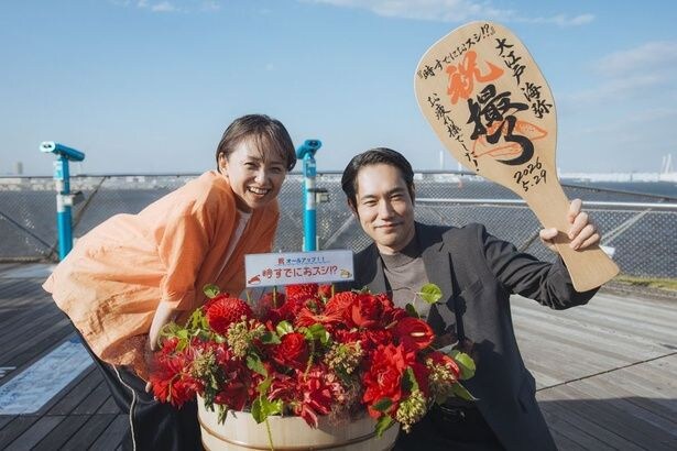 <時すでにおスシ!? >永作博美、松山ケンイチらキャスト陣が笑顔でクランクアップ「みなさんのお陰で素敵な時間を過ごせました」