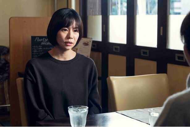 アサ(宮澤エマ)の話を真剣に聞く哲也(浅香航大)の姉(野村麻純)