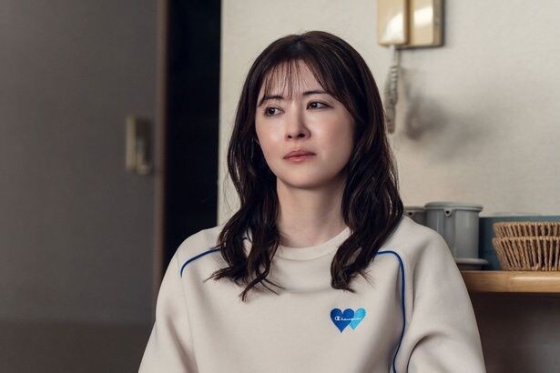 愛子(西田尚美)を呆れた顔で見つめるアサ(宮澤エマ)