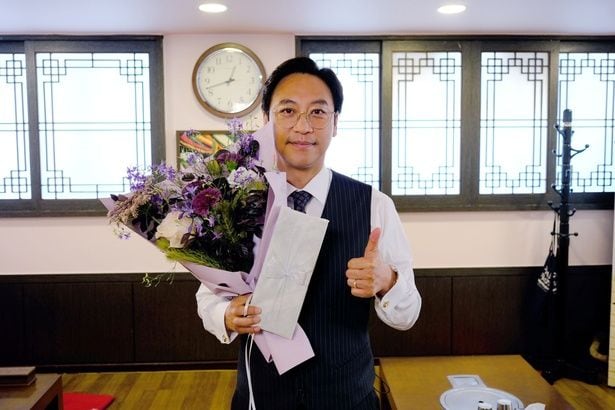 オ・マンソク、花束を手にグッドサインでクランクアップ