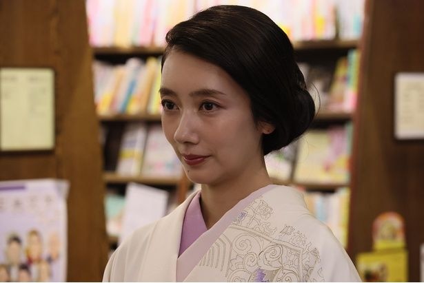 波瑠“ルナ”、絶縁状態の父・石橋凌“英介”が緊急搬送されたと聞き、病院へ向かう<月夜行路最終回>