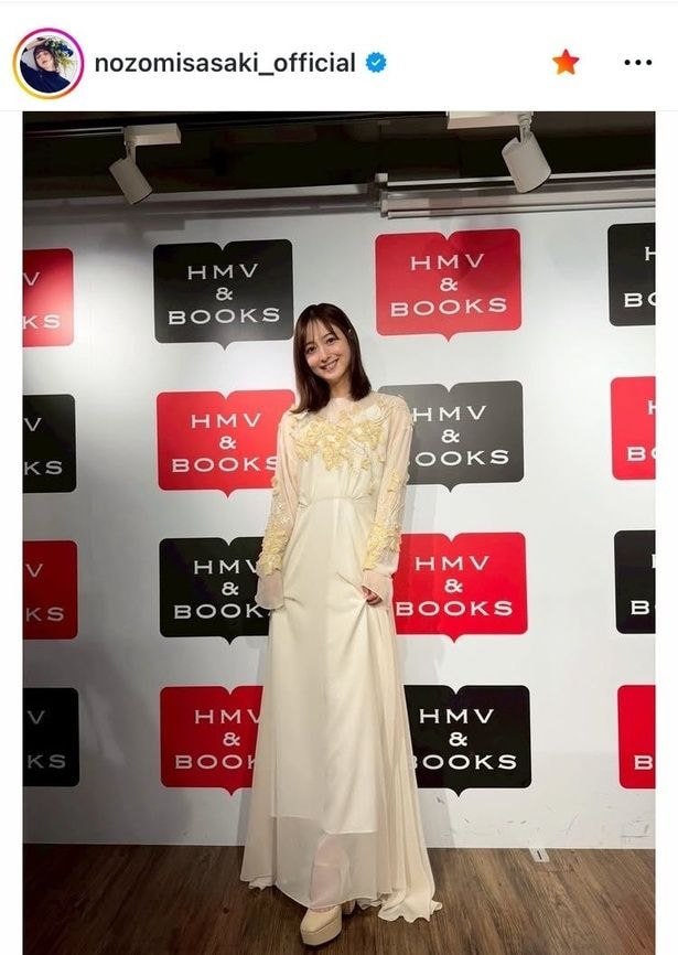 【写真】胸元から袖にかけてレースが波打つ…佐々木希、ロングワンピの20周年姿