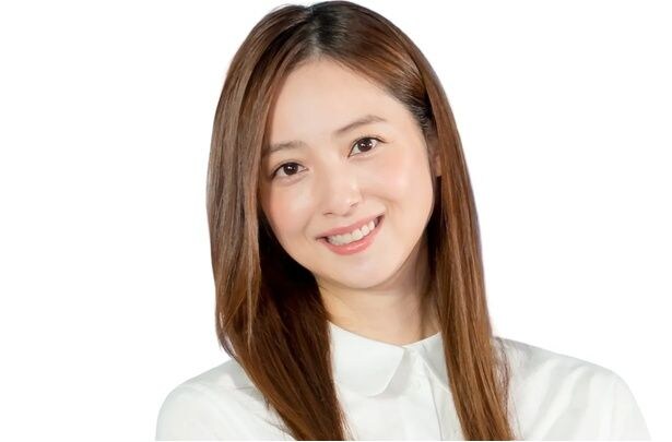 胸元から袖にかけてレースが波打つ…佐々木希、ロングワンピの20周年姿に「かわい過ぎ」「永遠の憧れ」