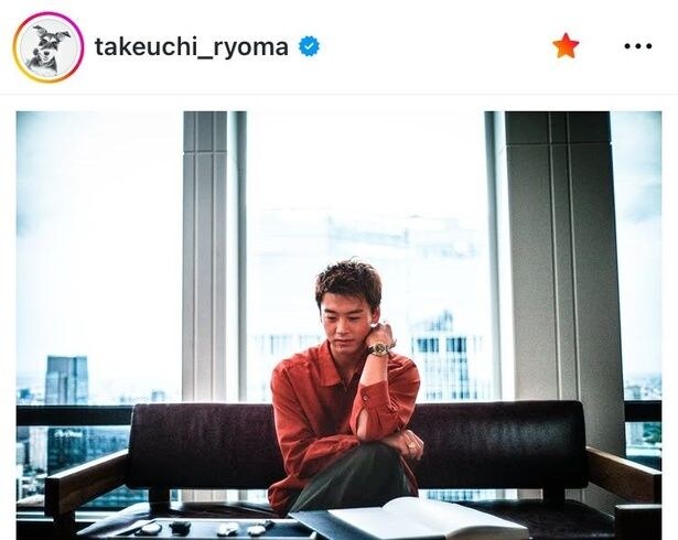 【写真】“ラフ”パーマヘアにオレンジシャツ…竹内涼真、腕時計見せ肘曲げポーズ
