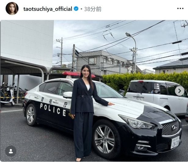 【写真】笑顔でパトカーに手を添えるスーツ姿の土屋太鳳