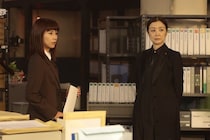 鈴木京香“理沙”が黒島結菜“日名子”にサプライズプレゼントを渡したシーンに「まさかのお守り」「かわいい」の声＜未解決の女＞