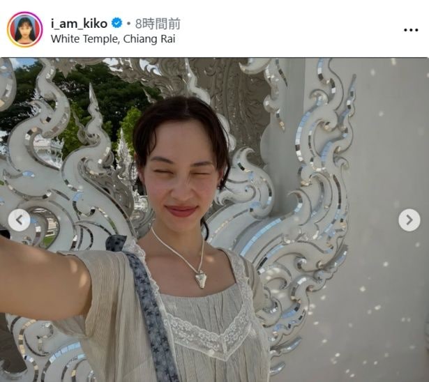 【写真】タイのホワイト・テンプルを訪れた水原希子、眩しそうに目を細めて自撮りする姿