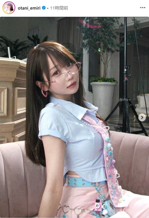 【写真】＝LOVE・大谷映美里、リムレスメガネ×シャツでお姉さん感が強いショット