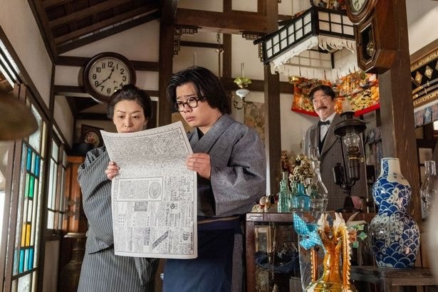 シマケン(佐野晶哉)の新聞記事に心動かされる喜介(小倉史也)と文(内田慈)