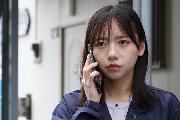 郡司(齊藤京子)は誠(佐藤二朗)の指令で事件当時の配達員を調べる