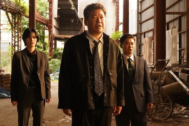 誠(佐藤二朗)らは廃工場で邦弘(林裕太)の遺体を発見する