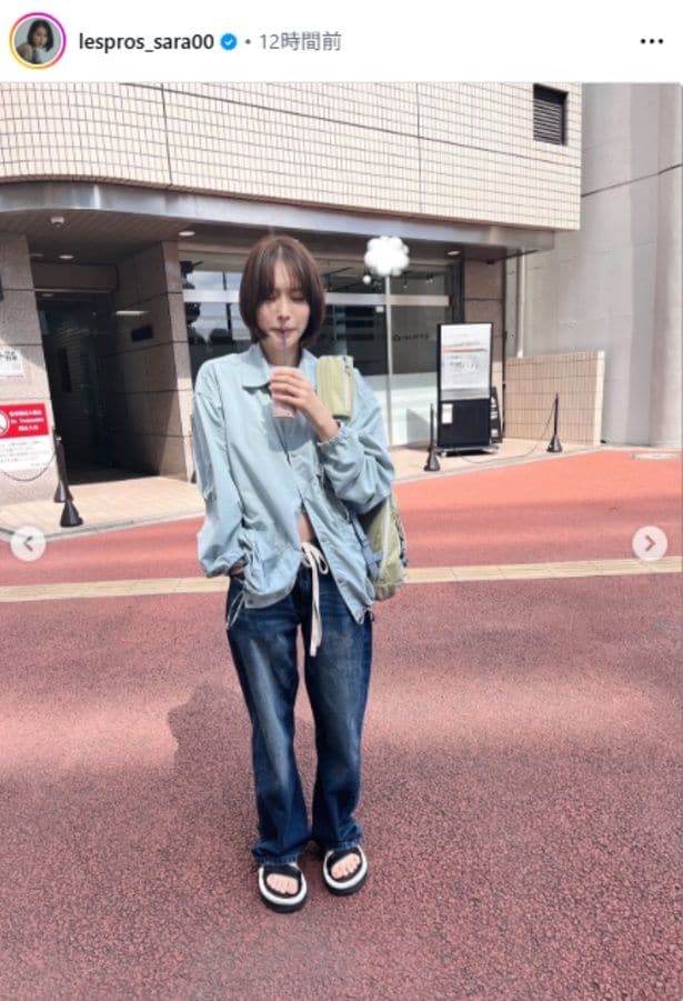 【写真】南沙良、ブルーシャツ×デニムの“ボーイッシュ”なコーデ