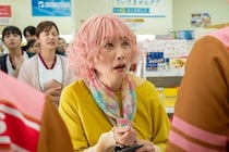 余貴美子“満江”が中島健人“三彦”の影響で激変した姿に「推しの力すごい！」「かわいい」と反響＜コンビニ兄弟＞
