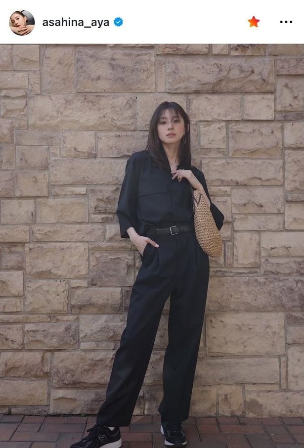 【写真】朝比奈彩、オールブラック“私服”コーデ