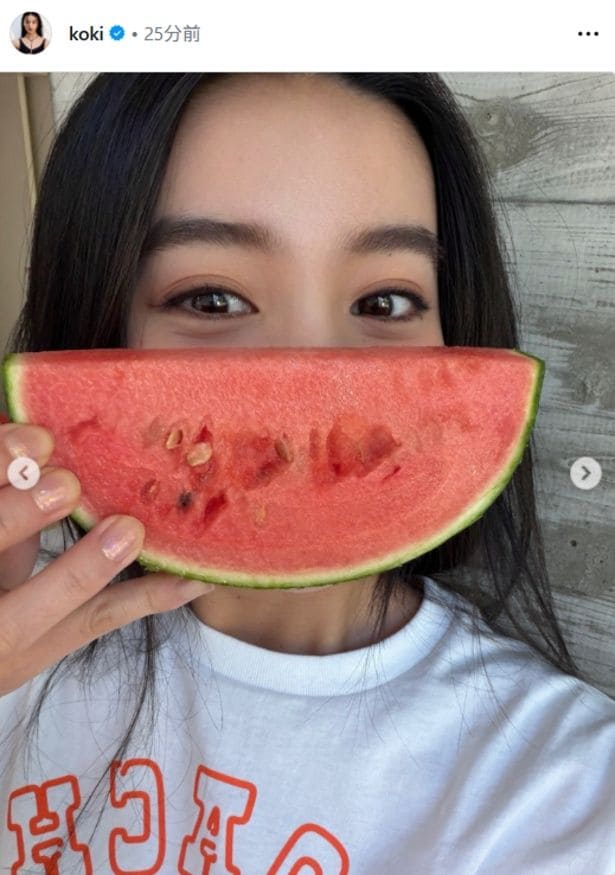 【写真】Koki,、スイカで口元を隠したおちゃめな姿