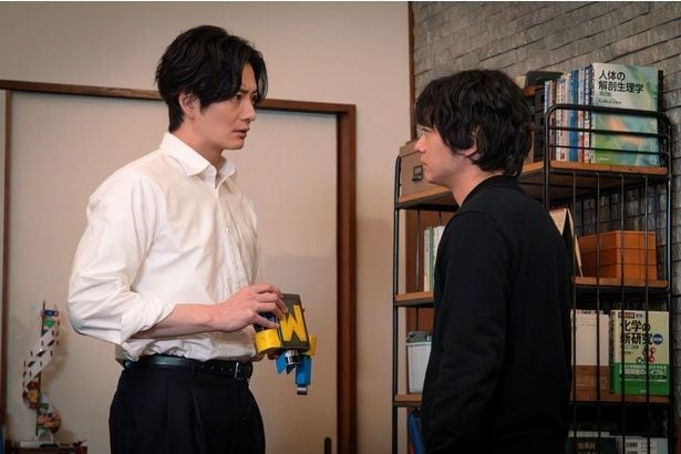 稔(染谷将太)は、ロボットの中の銃をもっちゃんが持っていったことを真(岡田将生)に告げる