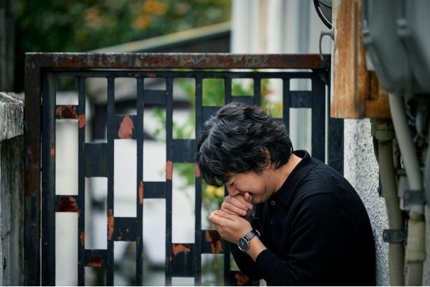 信じてたもっちゃんは嘘をついた…稔(染谷将太)は嗚咽
