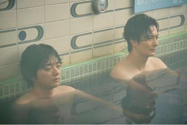 もっちゃんが犯人だった…耐え切れずに涙を流す真(岡田将生)と稔(染谷将太)