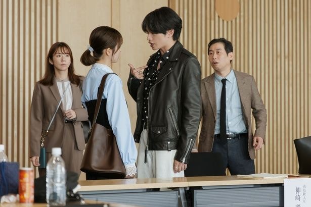 美里(長濱ねる)からの痛烈な一言に、思わず声を荒げて言い返す麗司(中島健人)