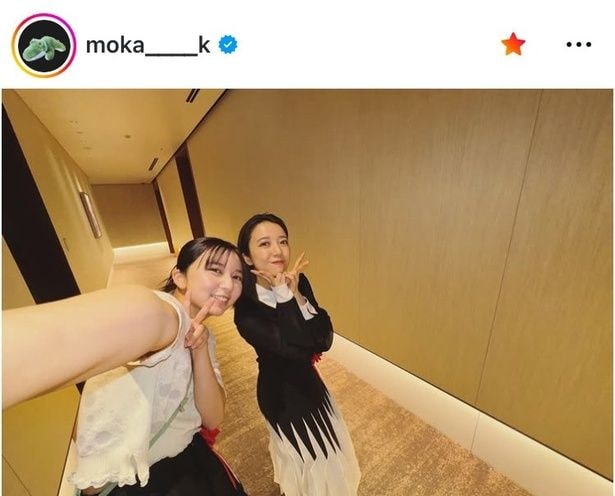 【写真】腕を伸ばして自撮りピース…上白石萌歌と萌音の姉妹姿