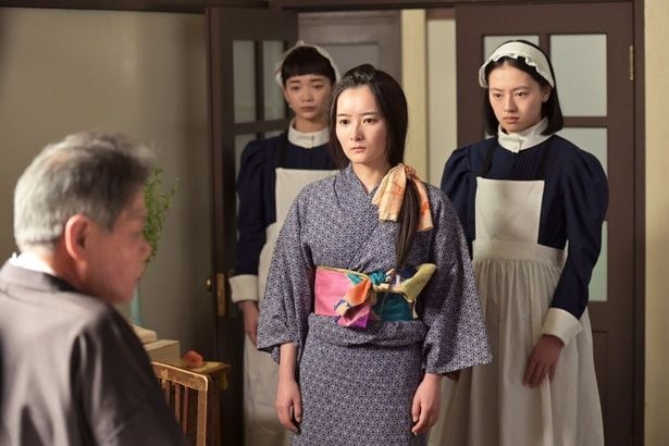 セツ(村上穂乃佳)の元を女郎屋・権田(梅垣義明)が訪れる