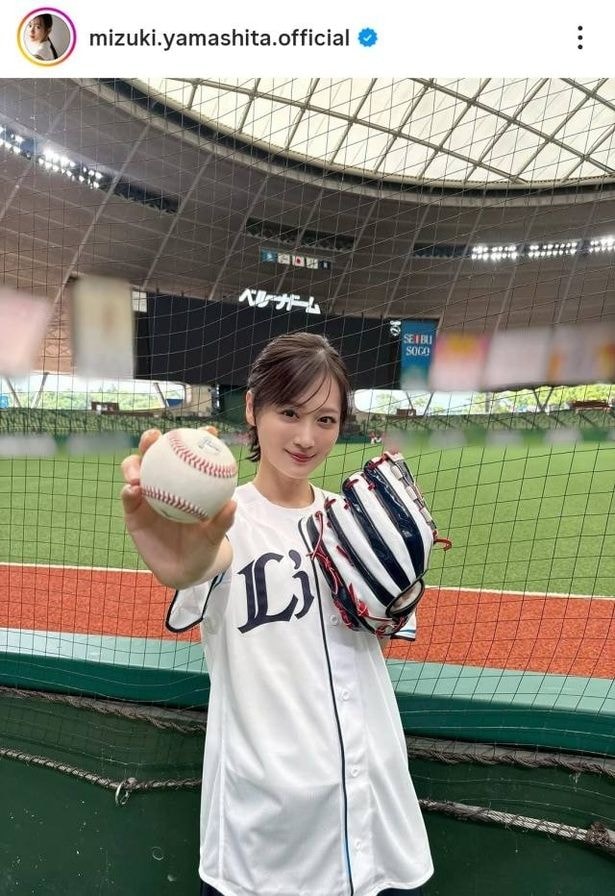 【写真】山下美月、埼玉西武ライオンズのユニフォーム姿がかわいいオフショット