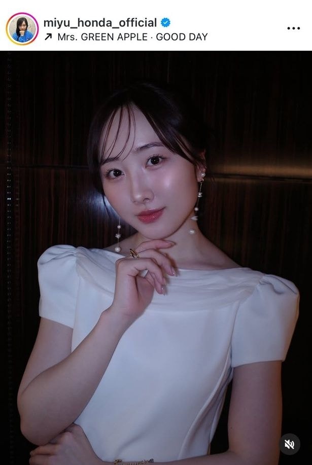 【写真】闇夜に浮かぶ純白ドレス…本田望結、アップヘアで美白美顔の色香