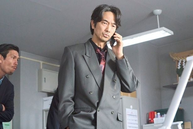 眞島秀和は夏海(小池栄子)に片思い中の、暴力団対策係・係長の河口真二郎を演じる