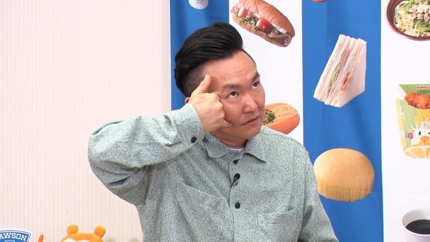 津田に続いて、謎の計測をする山内