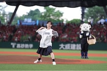 山下美月、主人公と同じ“背番号1”で見事な投球披露「この夏を西武に捧げようと思います！」＜成瀬は天下を取りにいく＞