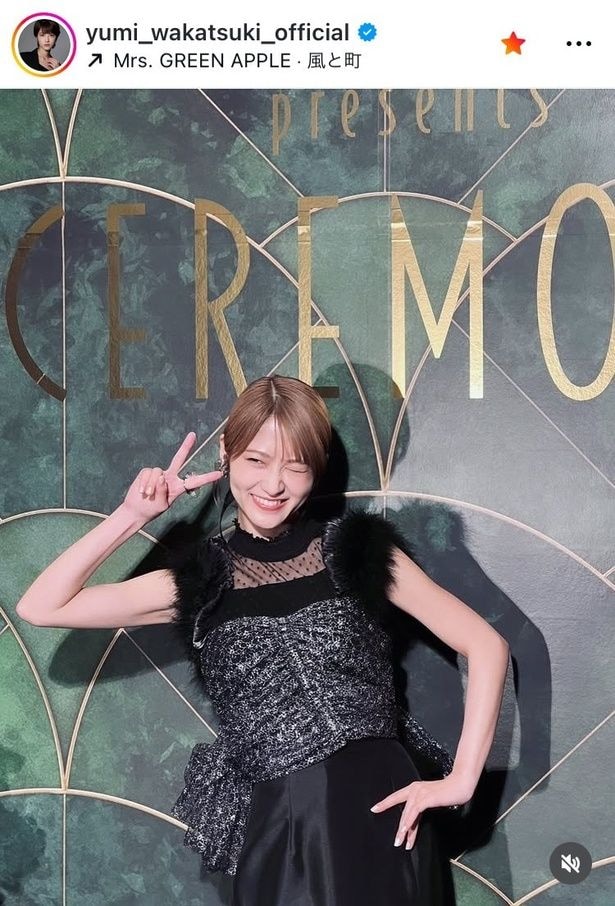 【写真】若月佑美、二の腕見せノースリーブドレス姿