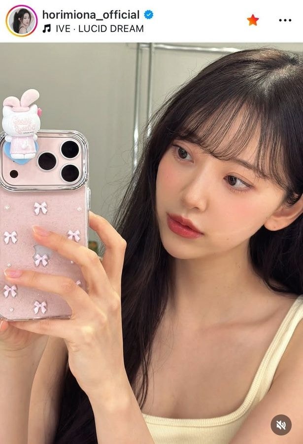 【写真】堀未央奈、細い首筋からデコルテラインのぞくタンクトップ1枚姿