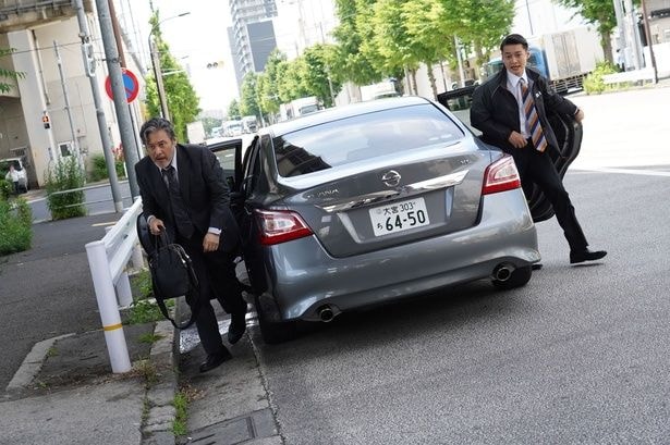 捜査一課・根本(今野浩喜)は美青(優香)たちを取り逃がしたふりをする