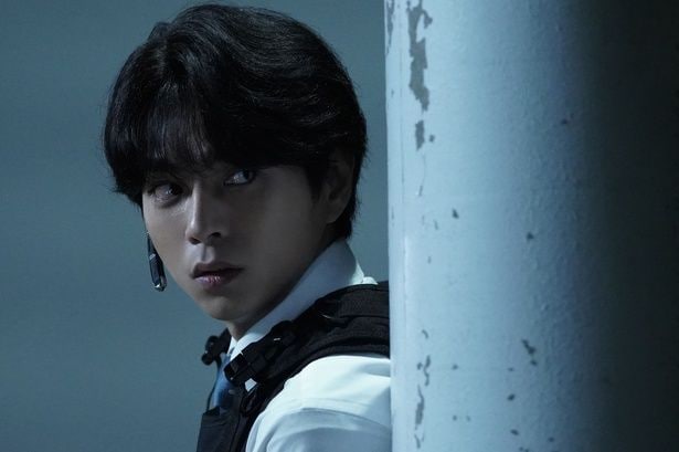 蕾(佐藤勝利)は隙を見てスナイパーへの反撃を仕掛ける